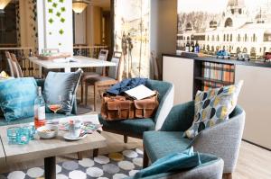 three corners hotel art
