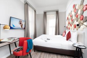 three corners hotel art