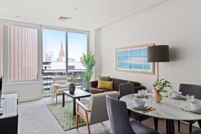 a comfy and central 2br apt near flinders station