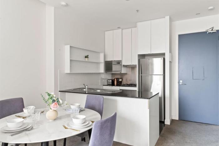 a comfy and central 2br apt near flinders station