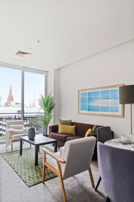 a comfy and central 2br apt near flinders station