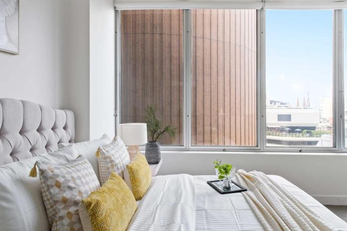 a comfy and central 2br apt near flinders station