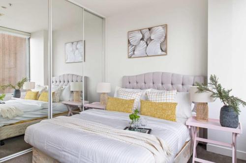 a comfy and central 2br apt near flinders station