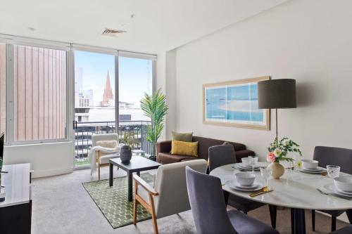 a comfy and central 2br apt near flinders station