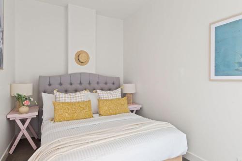 a comfy and central 2br apt near flinders station