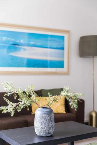 a comfy and central 2br apt near flinders station