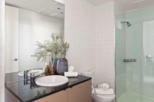 a comfy and central 2br apt near flinders station