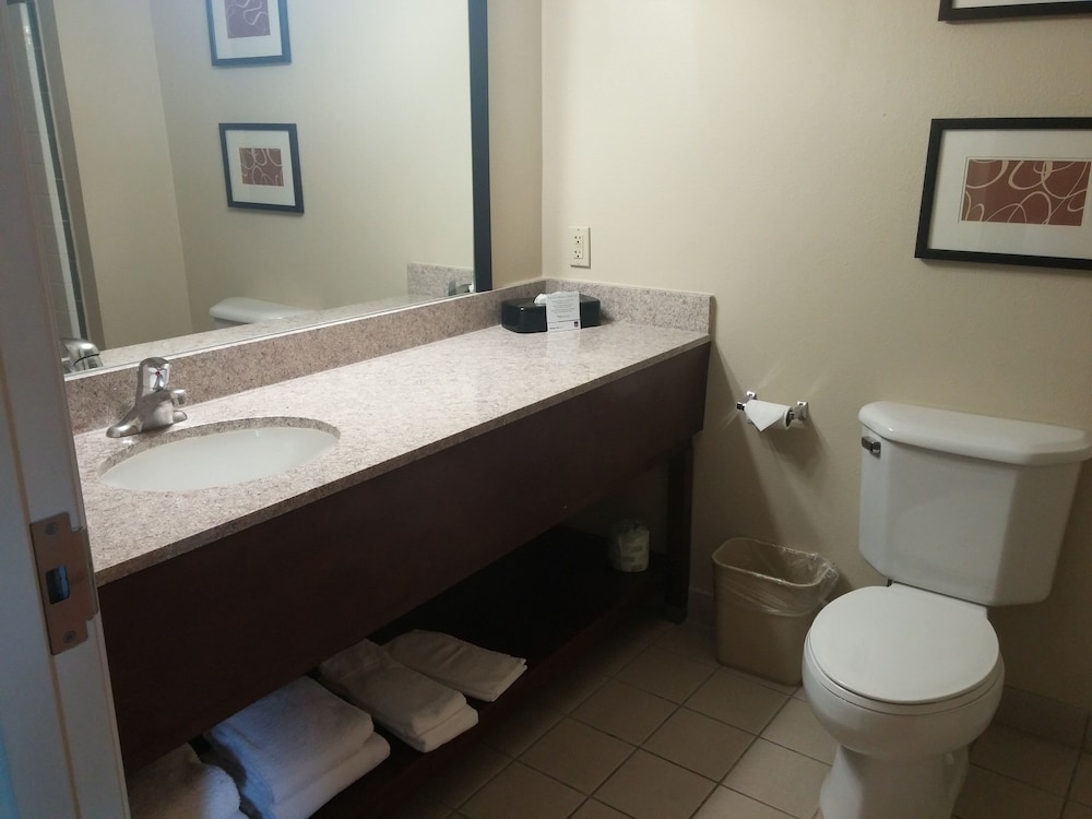 comfort suites airport