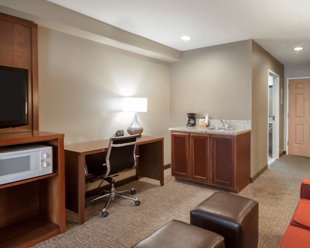 comfort suites airport