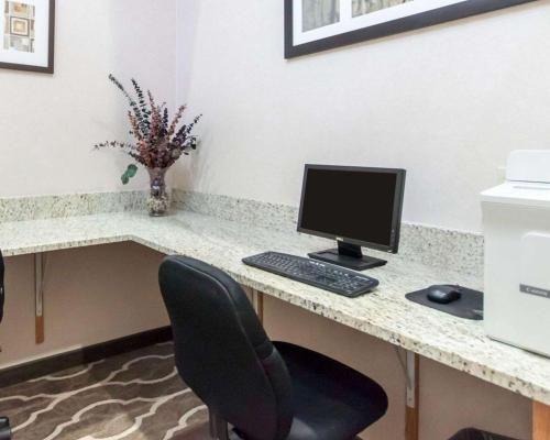 comfort suites airport