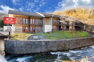 Econo Lodge Inn & Suites On The River,Gatlinburg - Pigeon Forge>>Gatlinburg,2 star
