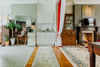 the suite 82 cathedral private parking