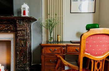 the suite 82 cathedral private parking