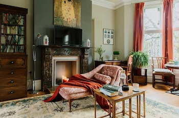 the suite 82 cathedral private parking