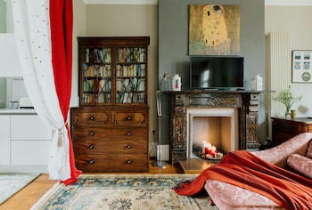 the suite 82 cathedral private parking