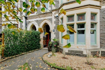 the suite 82 cathedral private parking