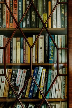 the suite 82 cathedral private parking