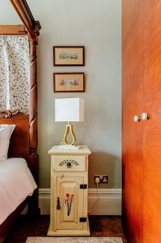 the suite 82 cathedral private parking