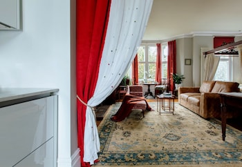 the suite 82 cathedral private parking