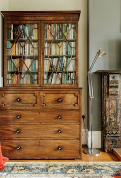 the suite 82 cathedral private parking