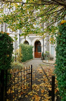 the suite 82 cathedral private parking