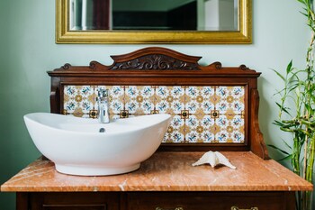 the suite 82 cathedral private parking