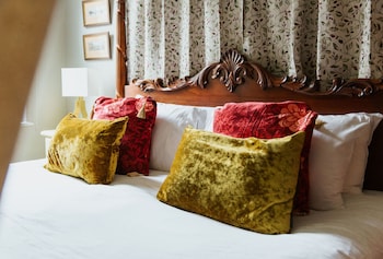 the suite 82 cathedral private parking