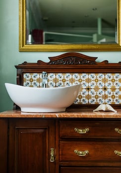 the suite 82 cathedral private parking