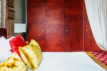 the suite 82 cathedral private parking