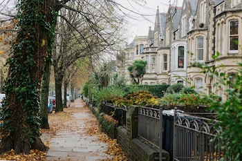 the suite 82 cathedral private parking