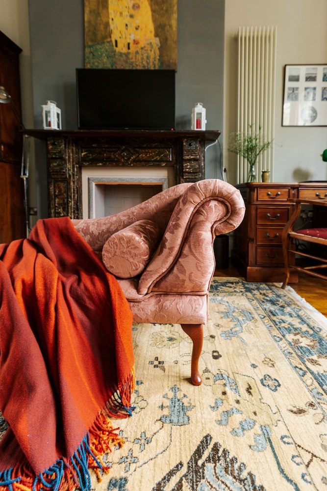 the suite 82 cathedral private parking