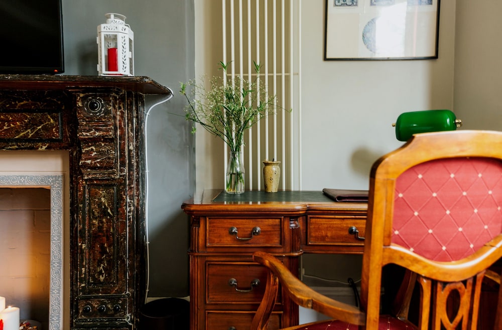 the suite 82 cathedral private parking