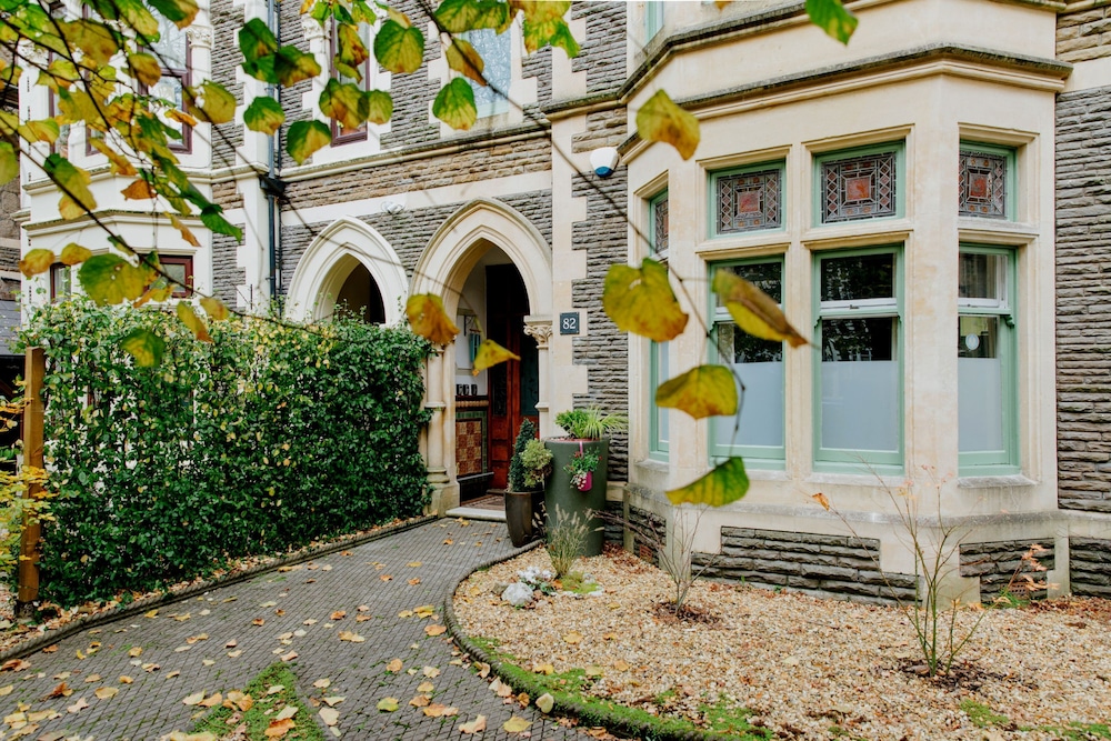 the suite 82 cathedral private parking