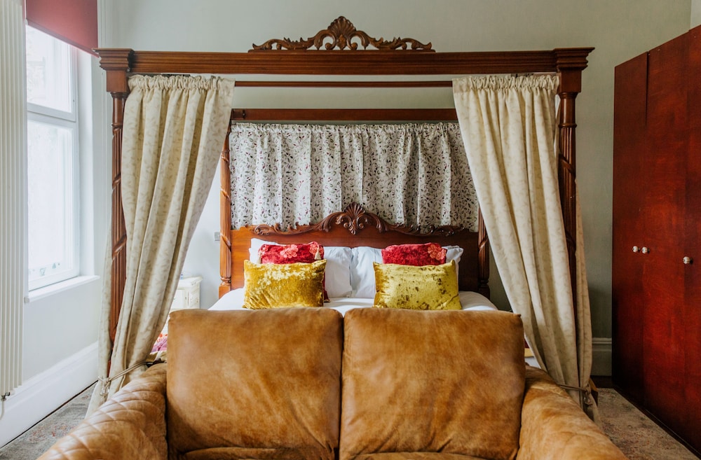 the suite 82 cathedral private parking