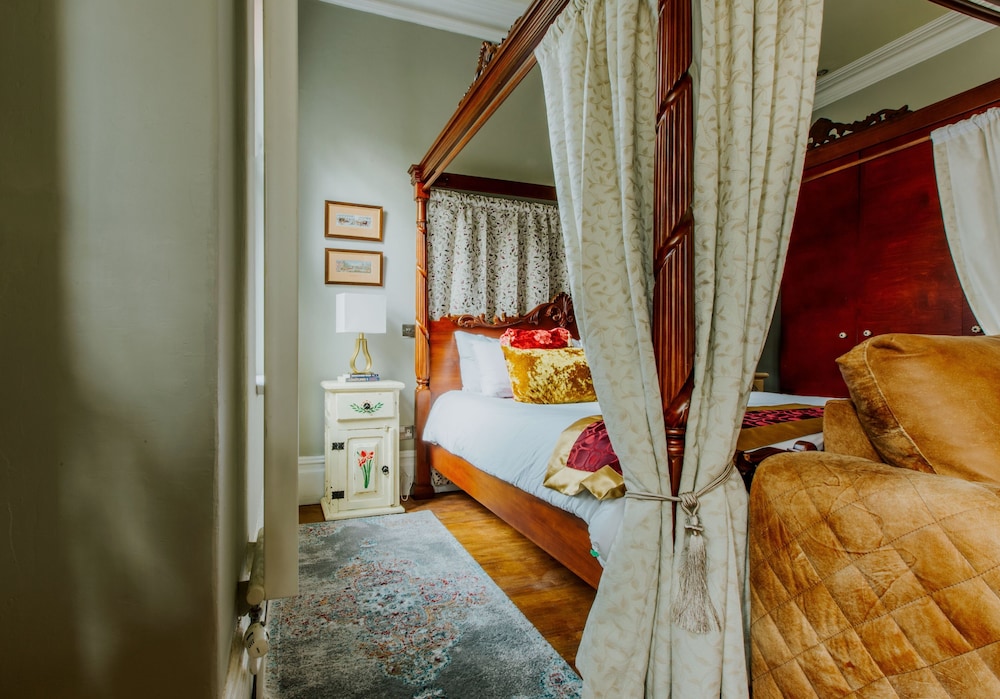 the suite 82 cathedral private parking