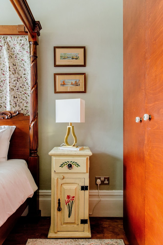 the suite 82 cathedral private parking