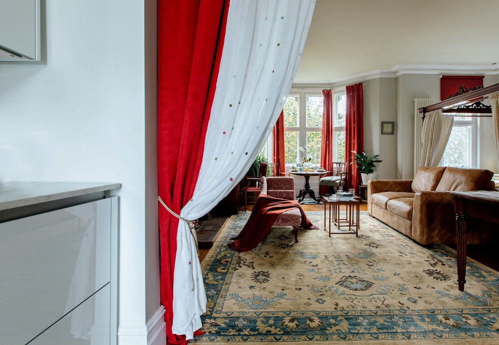 the suite 82 cathedral private parking