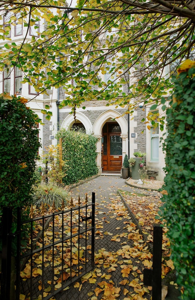 the suite 82 cathedral private parking