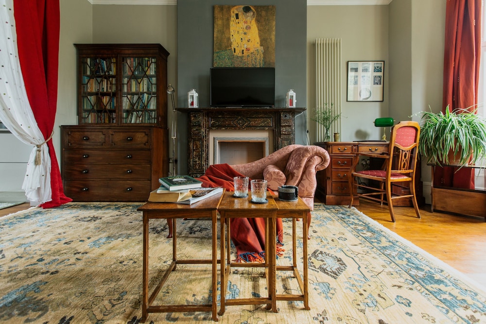 the suite 82 cathedral private parking