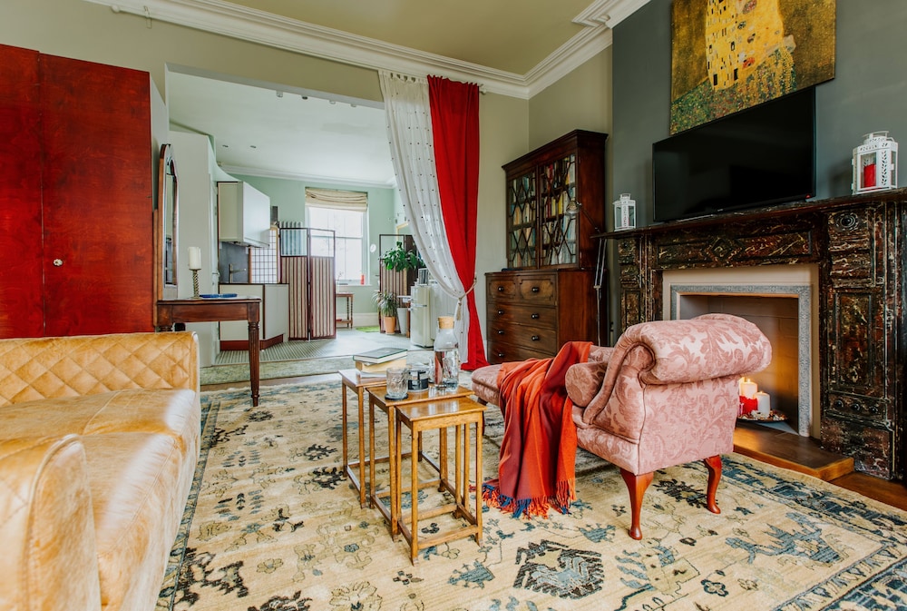 the suite 82 cathedral private parking