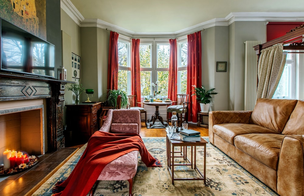 the suite 82 cathedral private parking