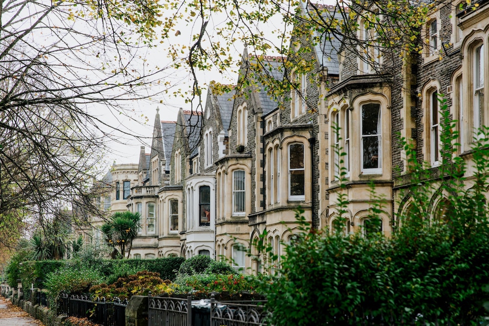 the suite 82 cathedral private parking