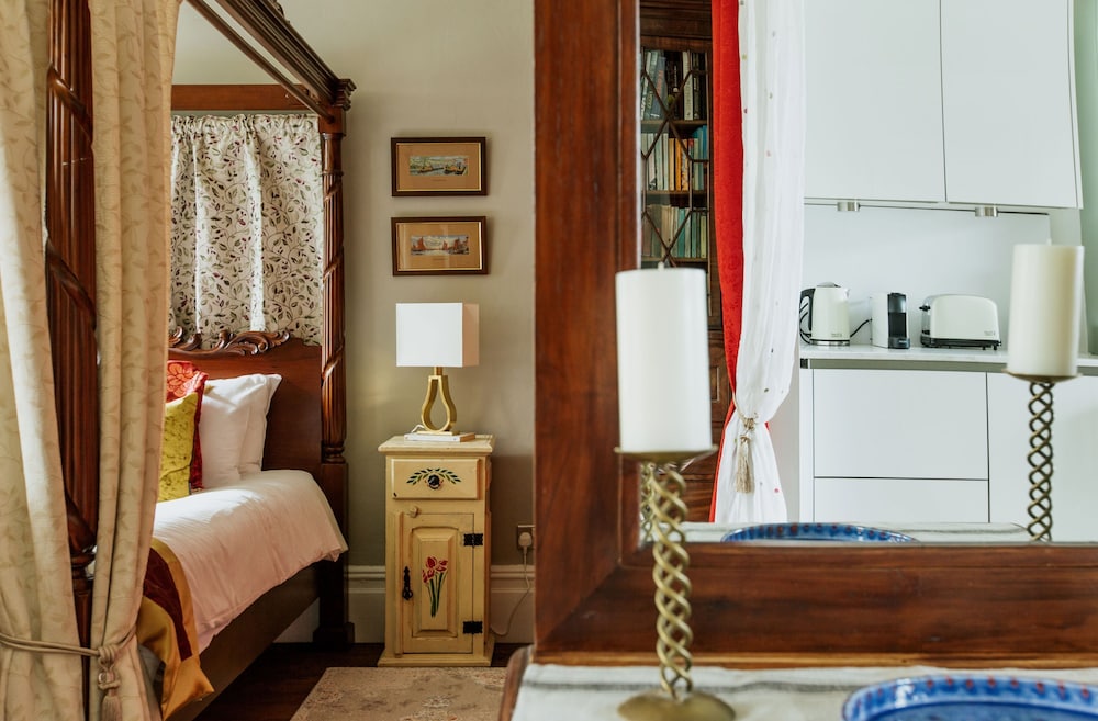 the suite 82 cathedral private parking