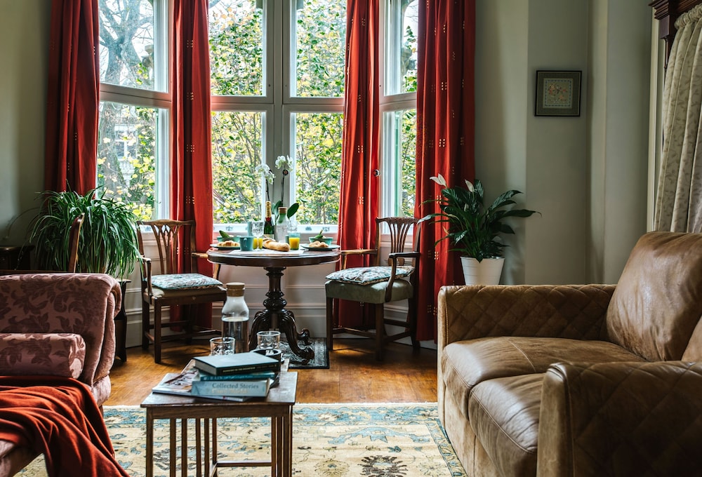 the suite 82 cathedral private parking