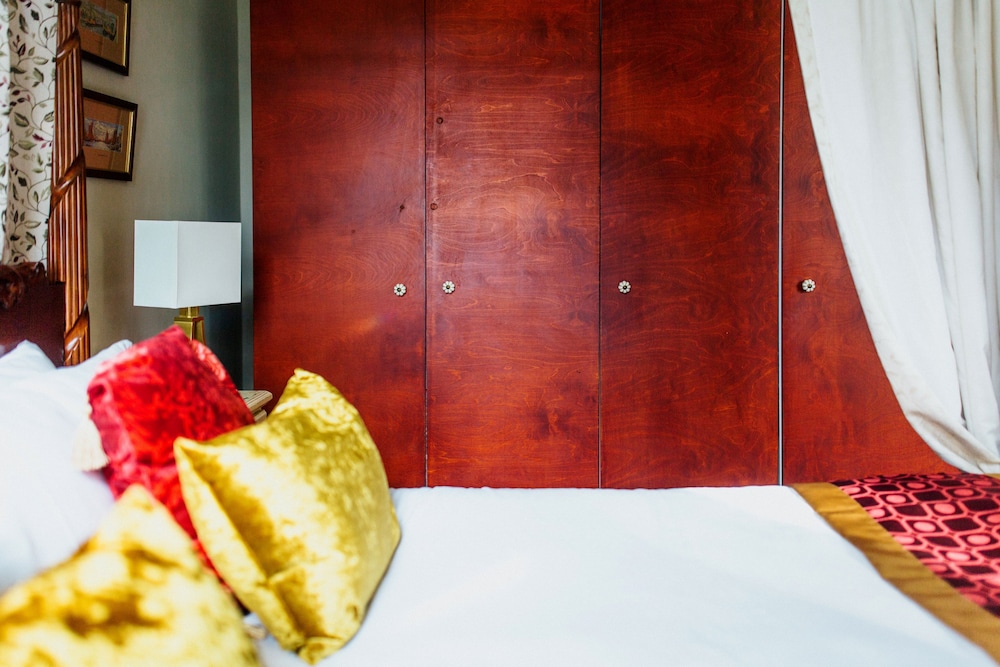 the suite 82 cathedral private parking