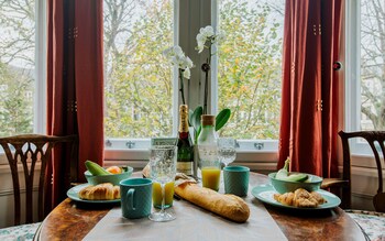 the suite 82 cathedral private parking