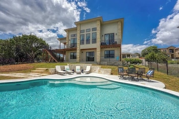 Luxury Lakeview Home W/Pool-Beach And Boat Access,18407 Lakeland Dr,3.5 star