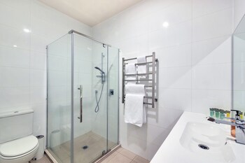 spacious 2 bedroom newmarket apartment w carpark