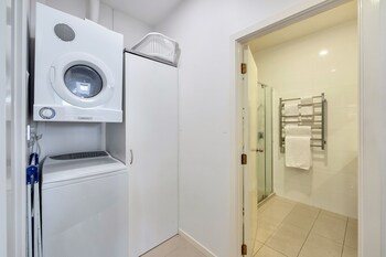 spacious 2 bedroom newmarket apartment w carpark