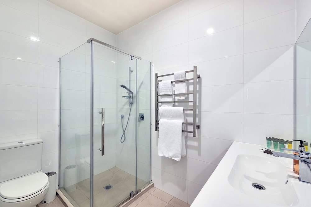 spacious 2 bedroom newmarket apartment w carpark